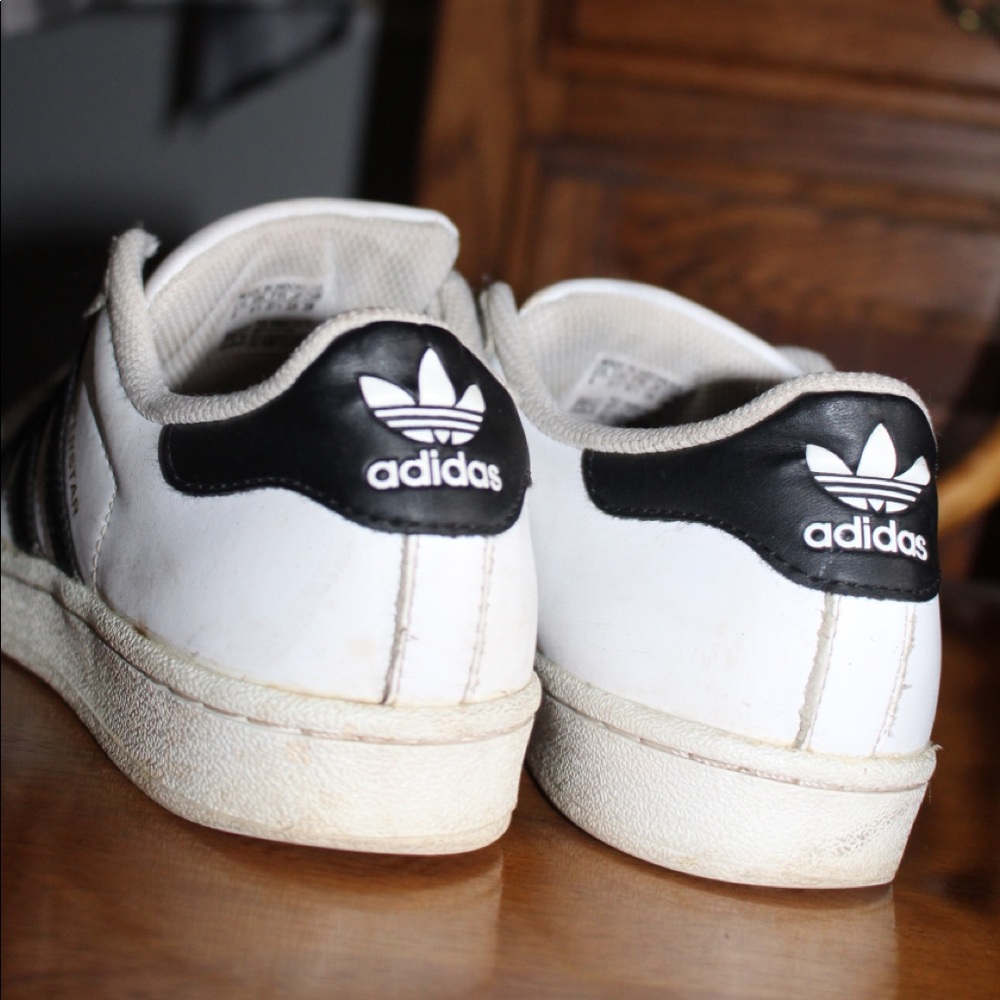 adidas
-in decent condition 
-missing laces